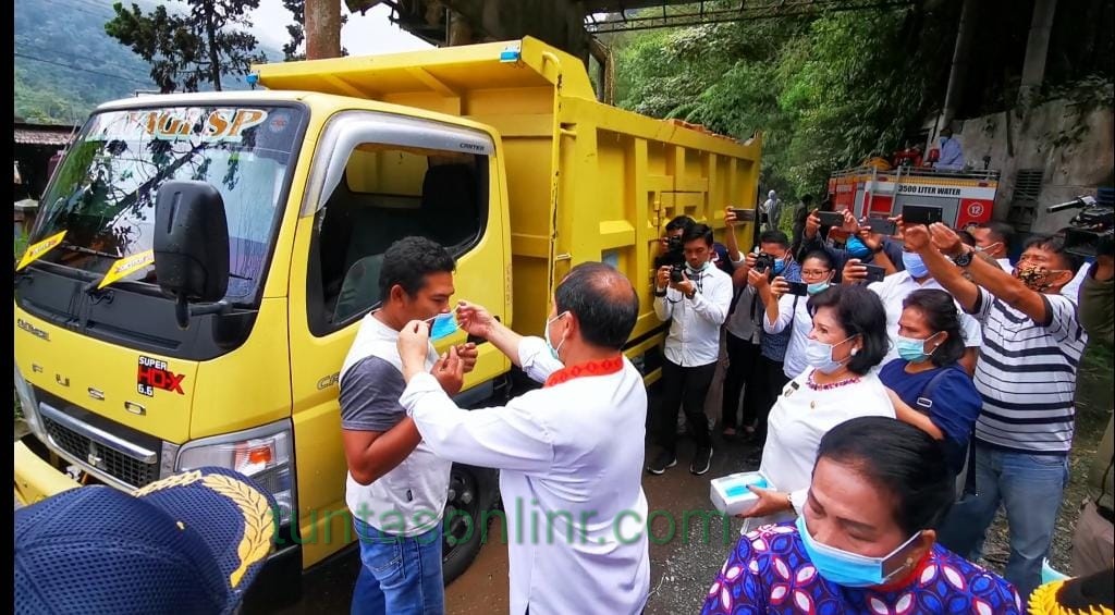 FKPD Karo Pantau Penyemprotan dan Pembagian Masker di Perbatasan Daulu