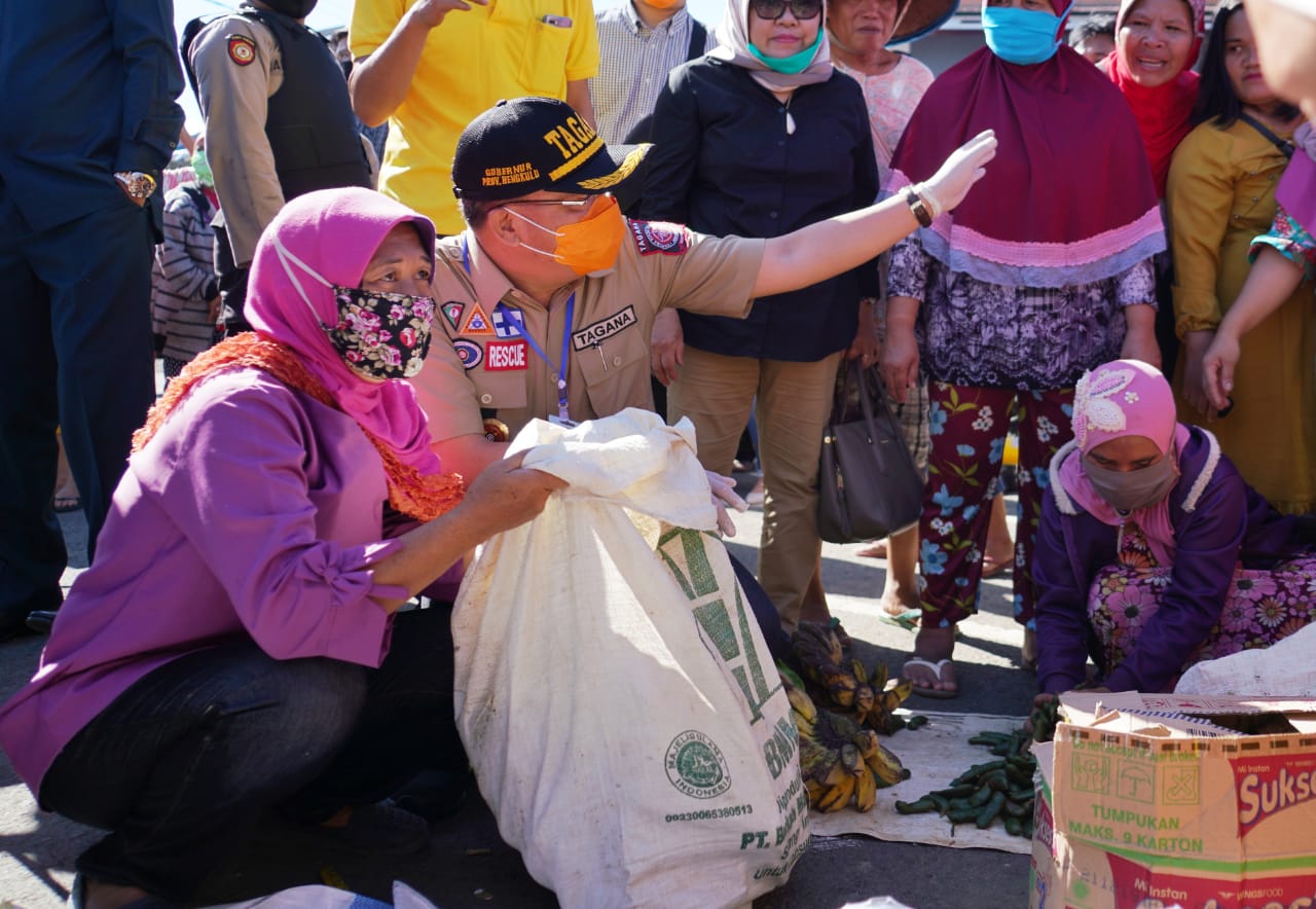 Kunker Lebong Gubernur Rohidin Borong Dagangan Pasar dan Bagikan Secara Gratis
