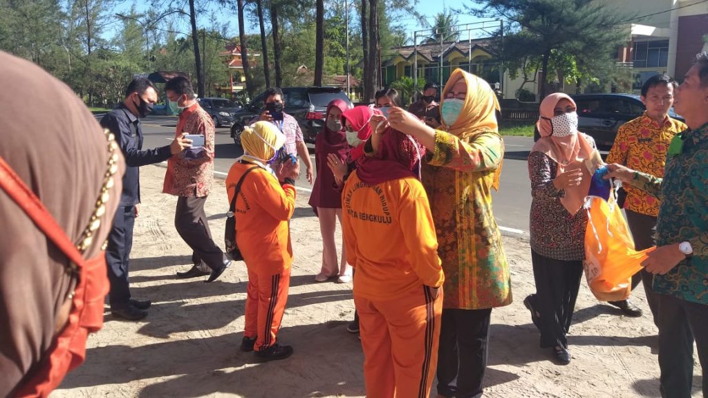 Pemkot Berikan Bentuan Untuk Pahlawan Kebersihan