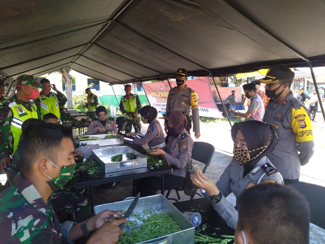 Ringankan Beban Masyarakat Sinergi TNI - Polri dan Pemda Buka Dapur Lapnagan