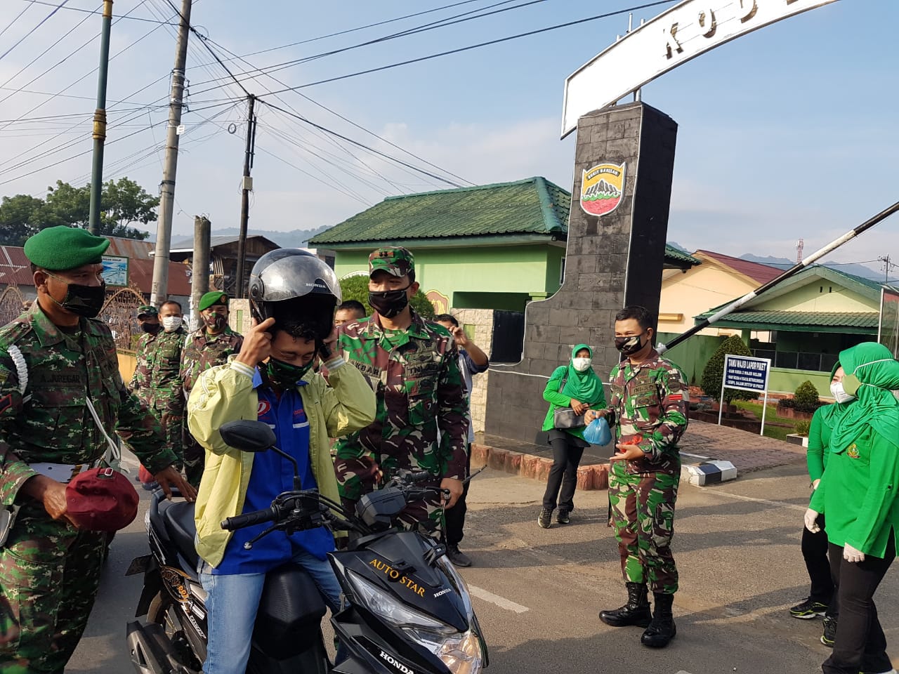 Kodim 0212/Tapsel Bagikan Ribuan Masker dan Nasi Kotak