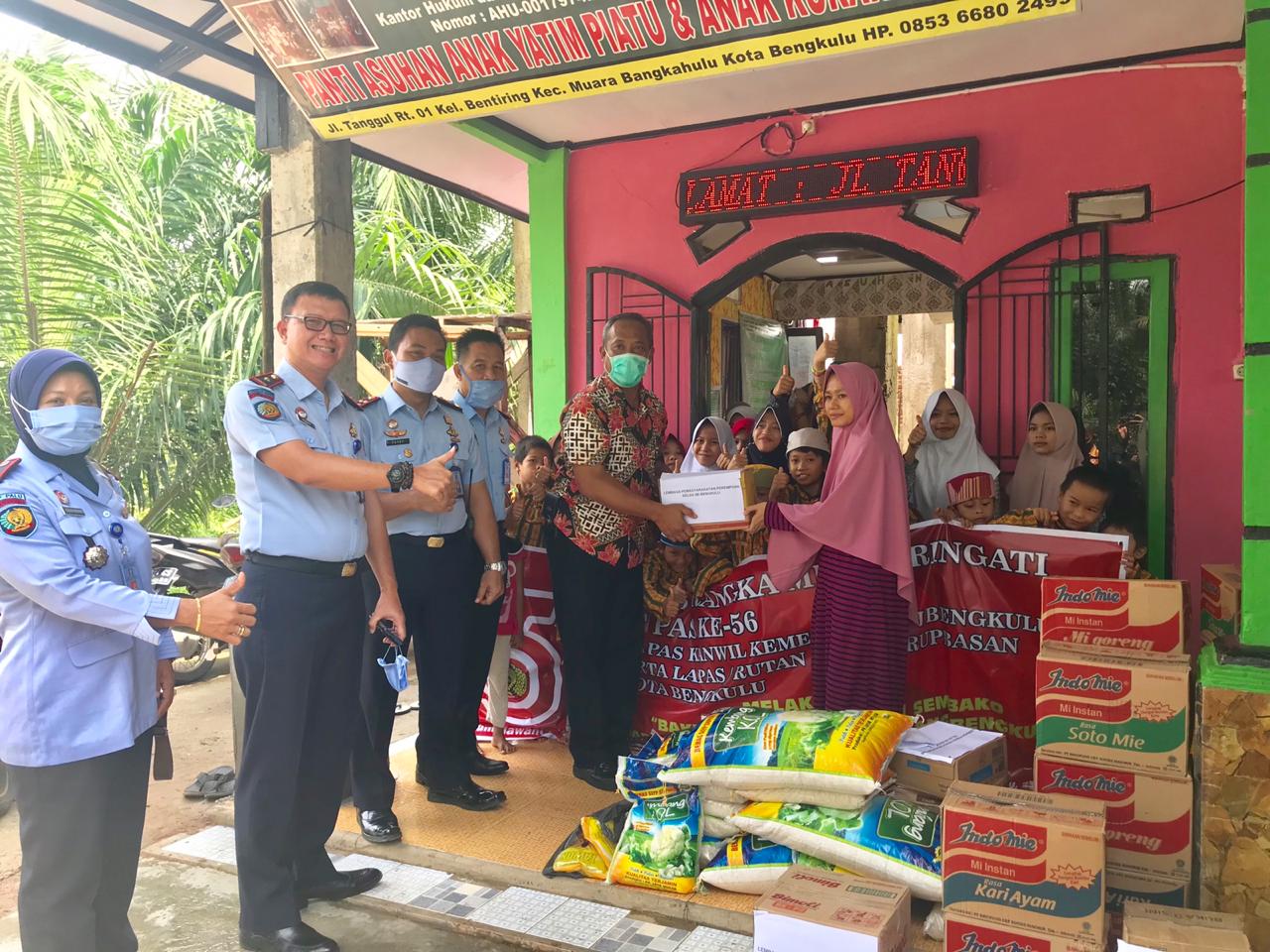 Kanwil Kemenkumham Salurkan Bantuan APD dan Sembako