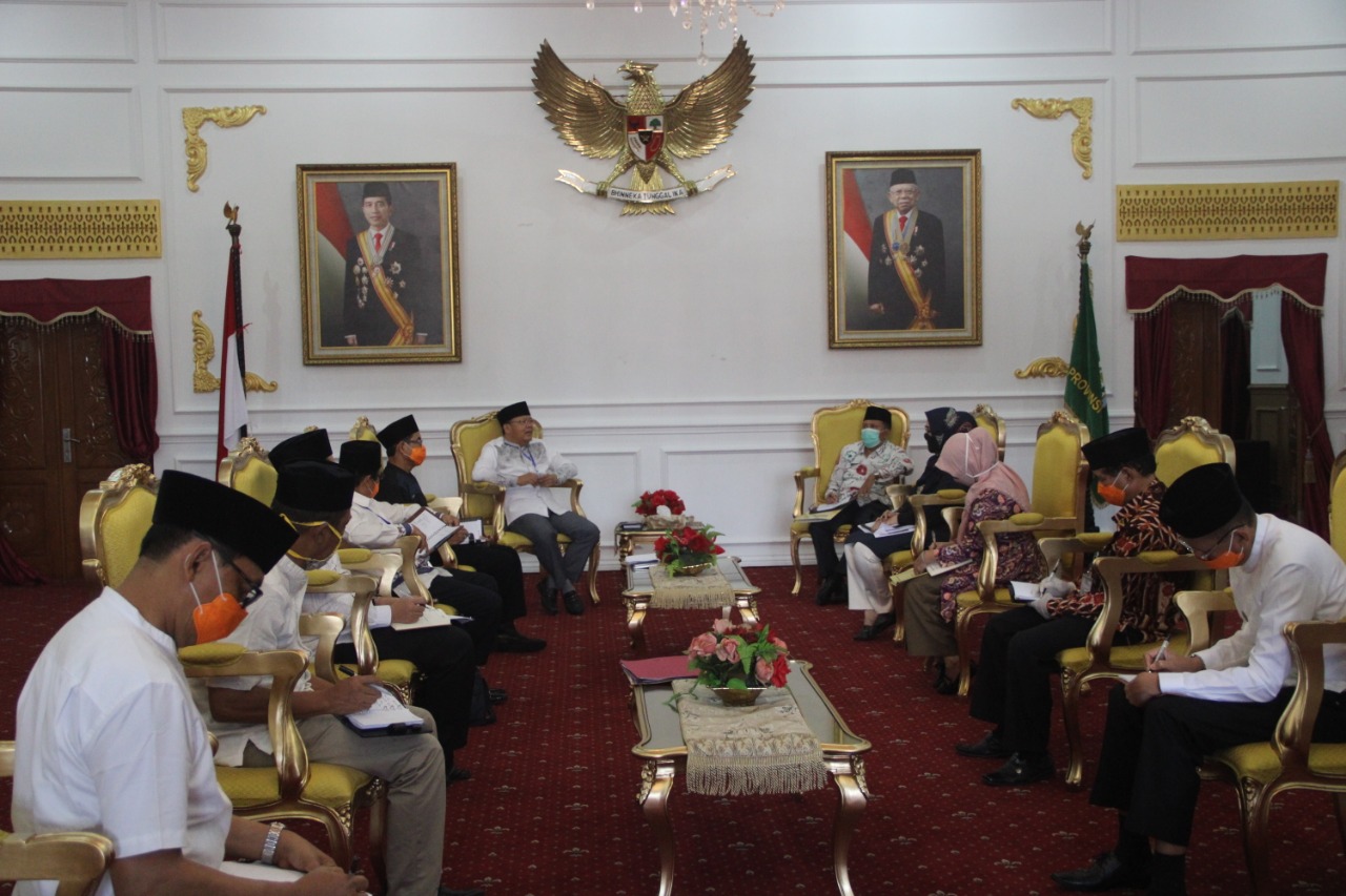 Berdayakan Penjahit Lokal Alumni BLK Produksi Masker Kain Lampaui Target