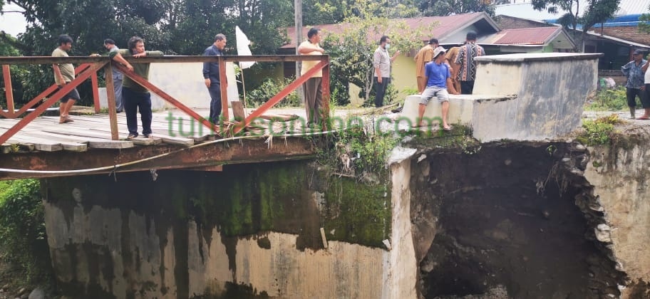 Pasca Banjir Bupati Karo Tinjau Jembatan Rusak