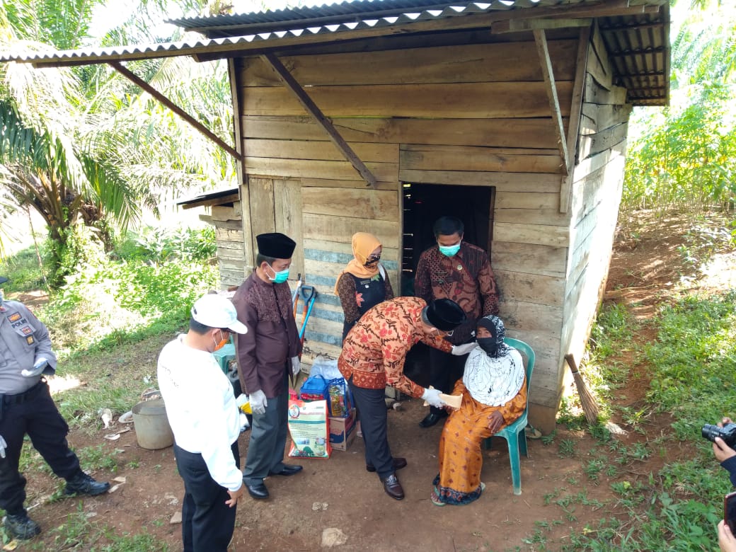 Terima Bantuan Bedah Rumah Warga Benteng Menagis Haru di Hadapan Gubernur