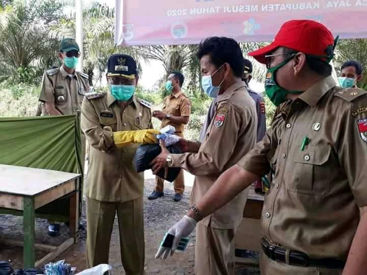 Salurkan Bantuan Kepada Relawan Bupati Mesuji Kunjungan Desa Fajar Indah