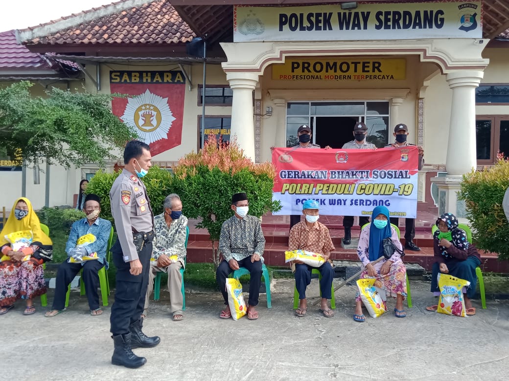 Bantu Kesulitan Warga Polsek Way Serdang Bagikan Sembako