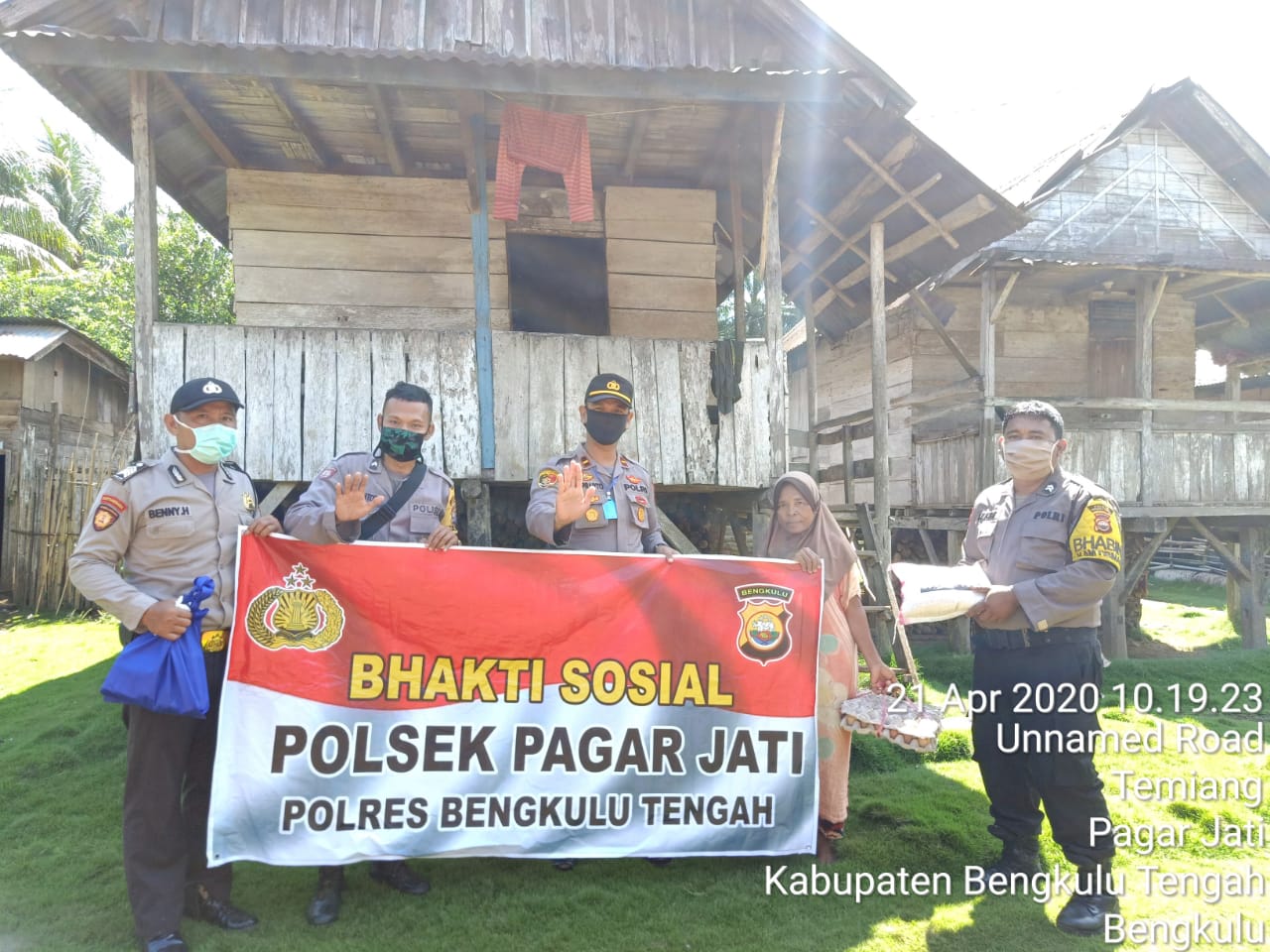 Kapolsek Pagar Jati Bagikan Sembako kepada WargaKapolsek Pagar Jati Bagikan Sembako kepada Warga