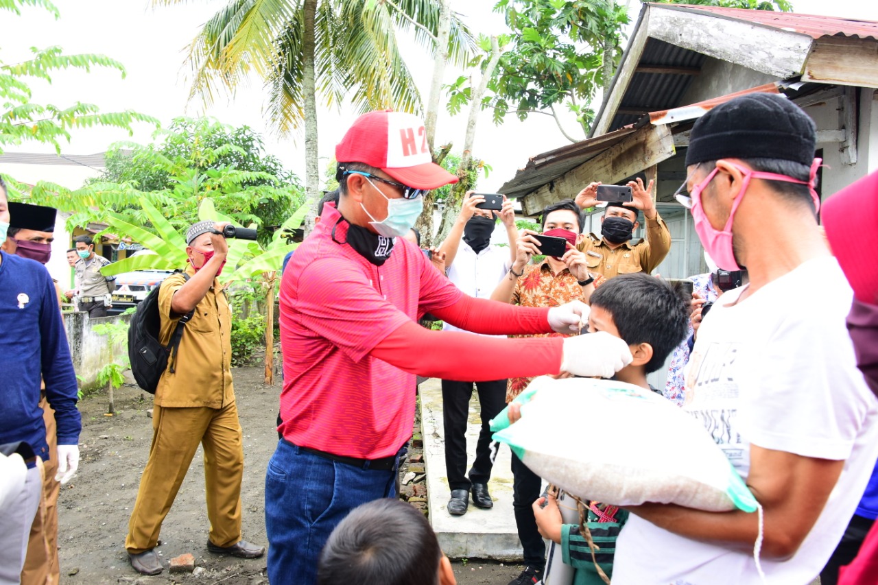 Bupati H2G Door To Door Salurkan Bantuan Sembako