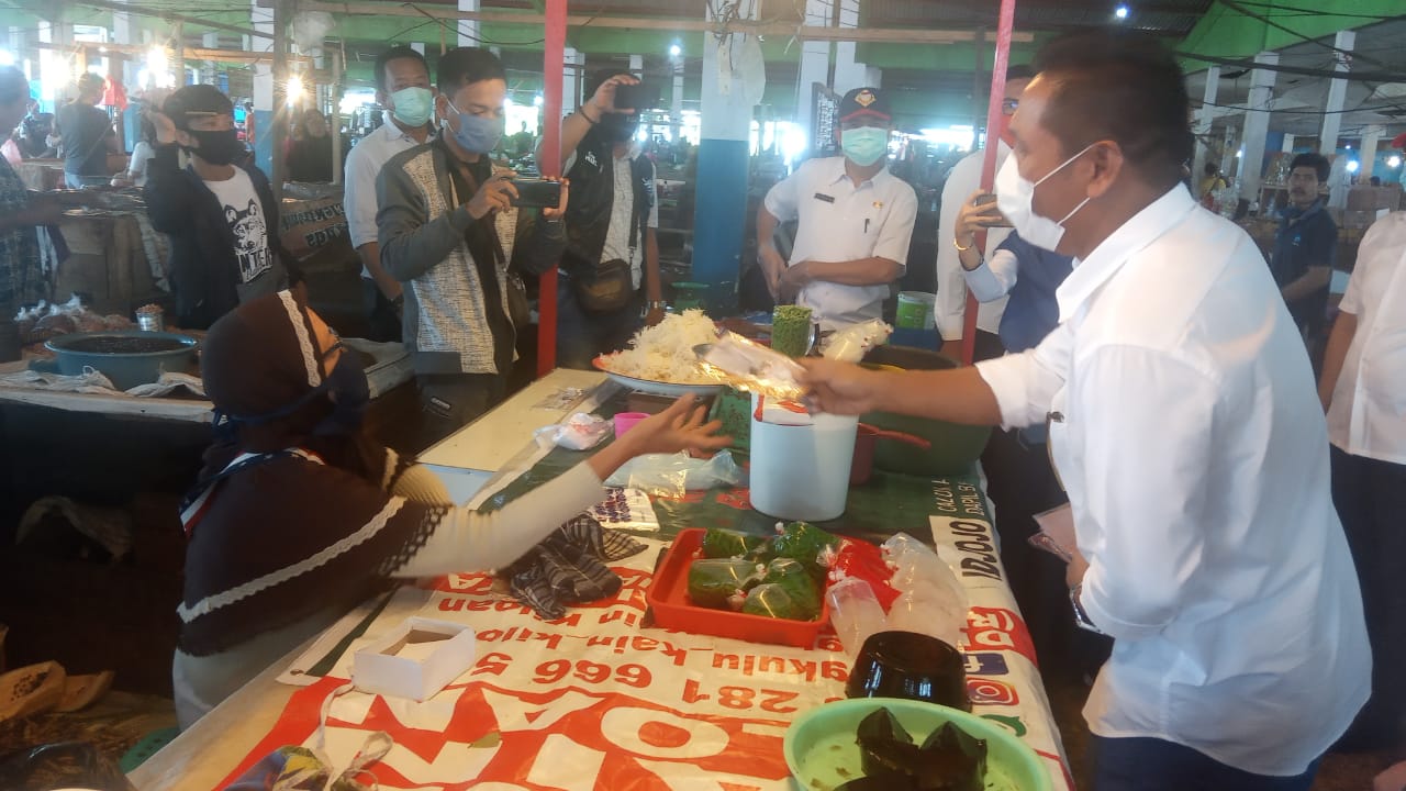 Gerakan Pedagang Pasar Wajib Pakai Masker Pemprov Bagikan Masker Gratis. 