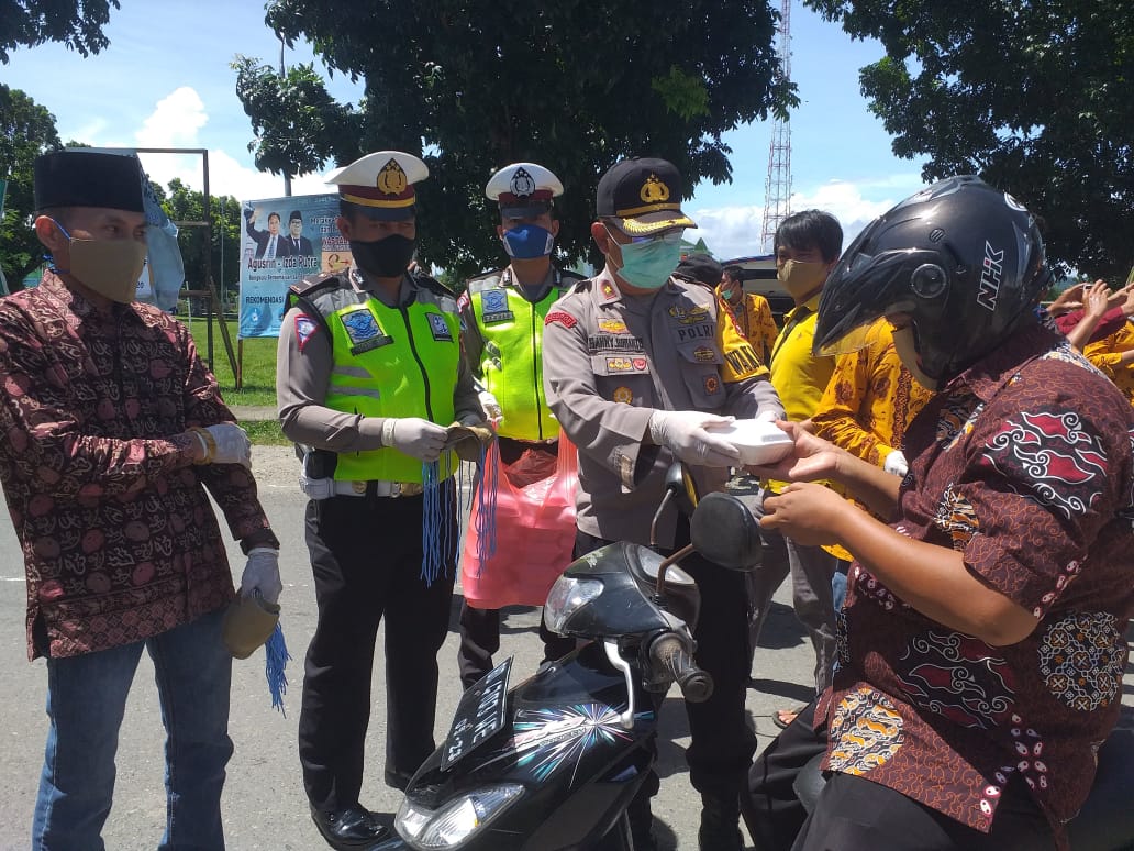 Hut ke-12 Bawaslu Kaur Gelar Bagi-bagi Masker dan Nasi Kotak