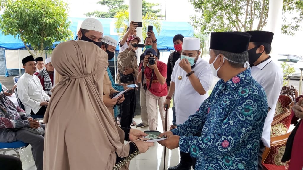 Walikota dan Wawali Serahkan Bantuan Basnaz ke Ustad se-Kota Bengkulu