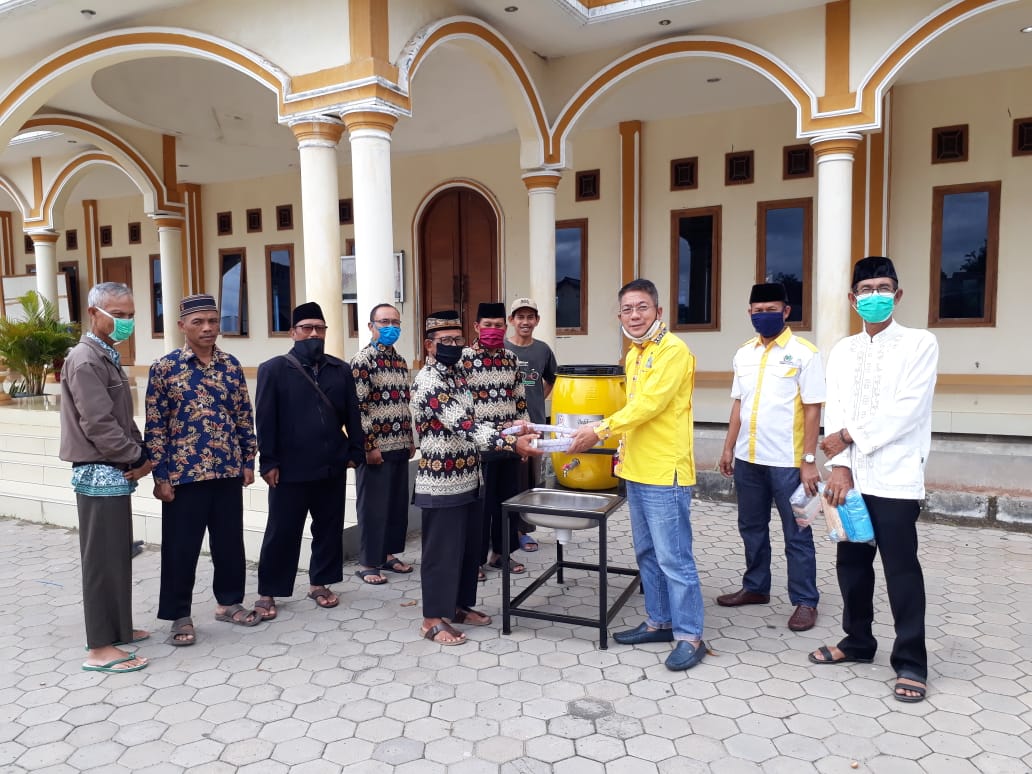 Golkar Tubaba Serahkan Wastafel Volk dan Masker ke Masjid