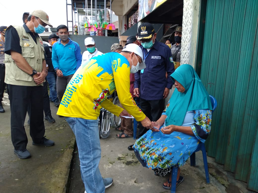  Gubernur Rohidin Berikan Kursi Roda dan Alat Bantu Dengar
