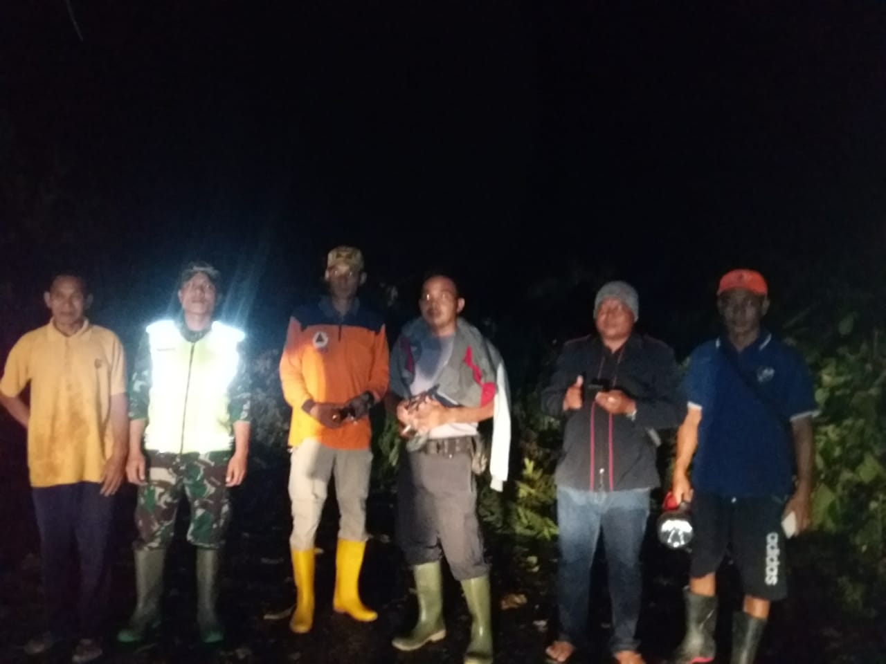 Tampak Tim Mulai Bergerak untuk menanggulangi Tanah Longsor