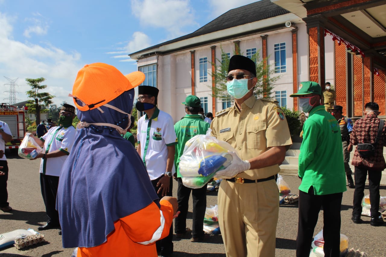Pemkab Mura Bersama Baznas Berikan Sembako Kepada Pekerja Harian Lepas