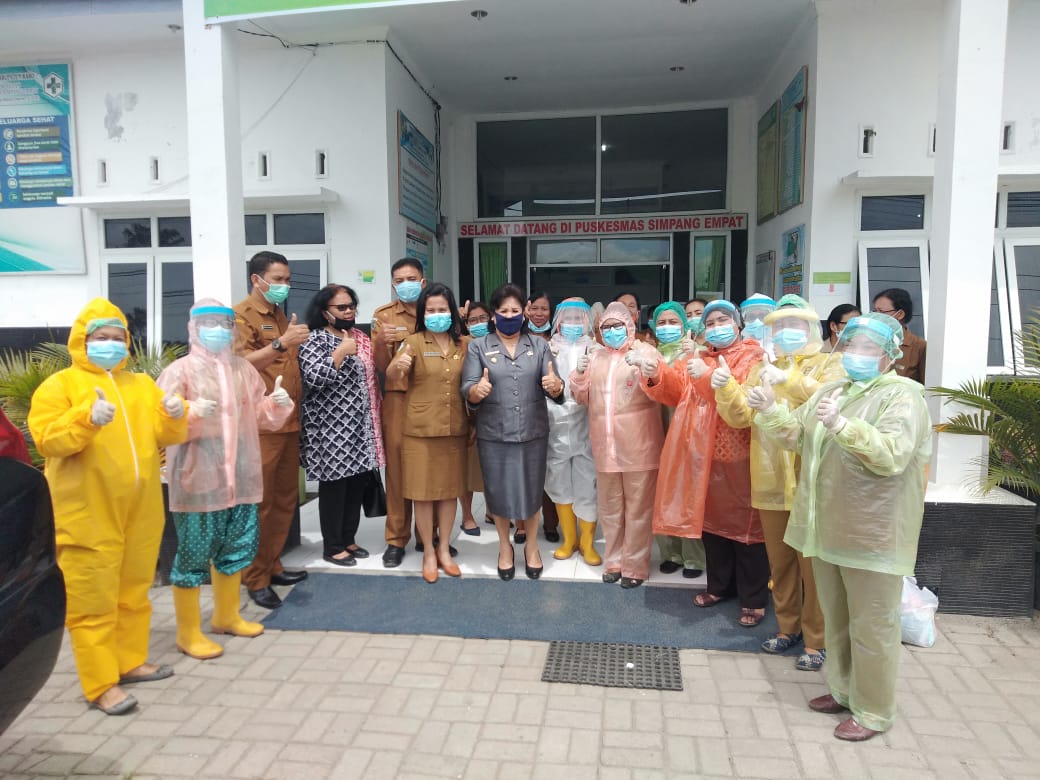 Wabup Karo Serahkan Bantuan di Beberapa Puskesmas