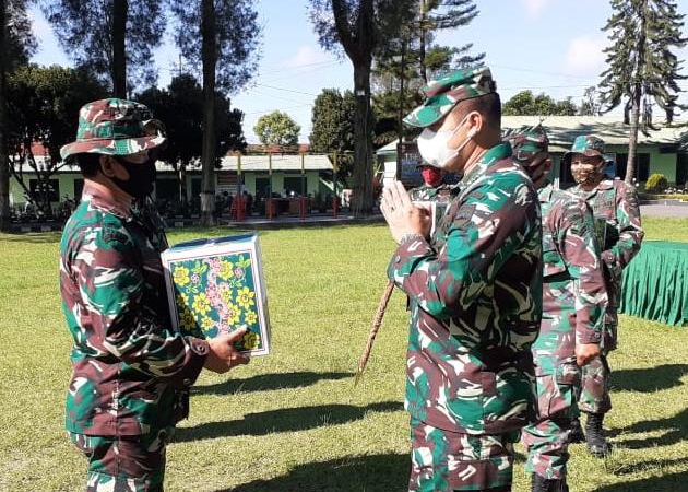 Dandim 0205/TK Letkol Inf Taufik Rizal saat memberikan bingkisan