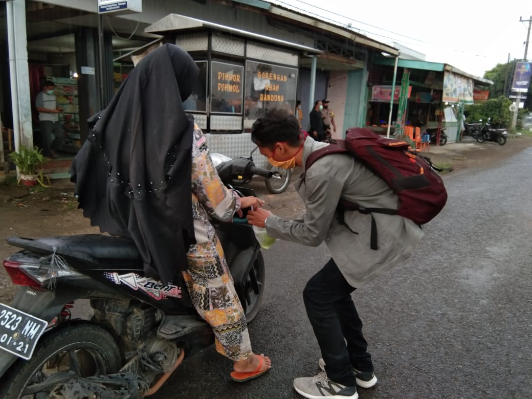 Peduli Sesama TBF Bagi-bagi Masker dan Takjil