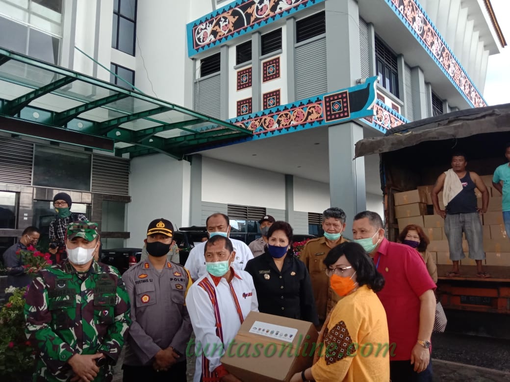 Ernita Bangun selaku Kepala Biro Perekonomian Pemprovsu serahkan secara simbolis kuota Bansos Sumut ke Bupati Karo Terkelin Brahmana SH MH di halaman Kantor Bupati Karo Selasa (19/5/2020)
