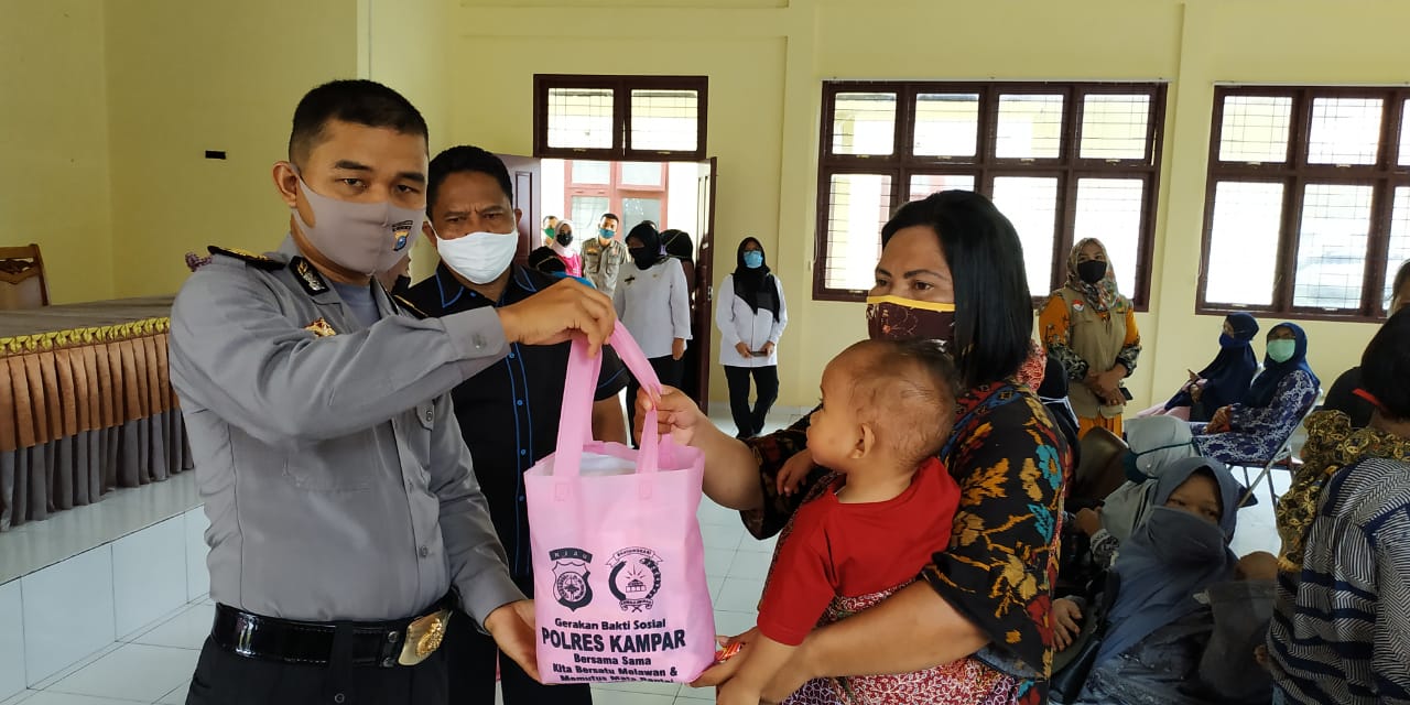 Bhayangkari Polres Kampar Distribusikan 100 Paket Bantuan Kemanusiaan