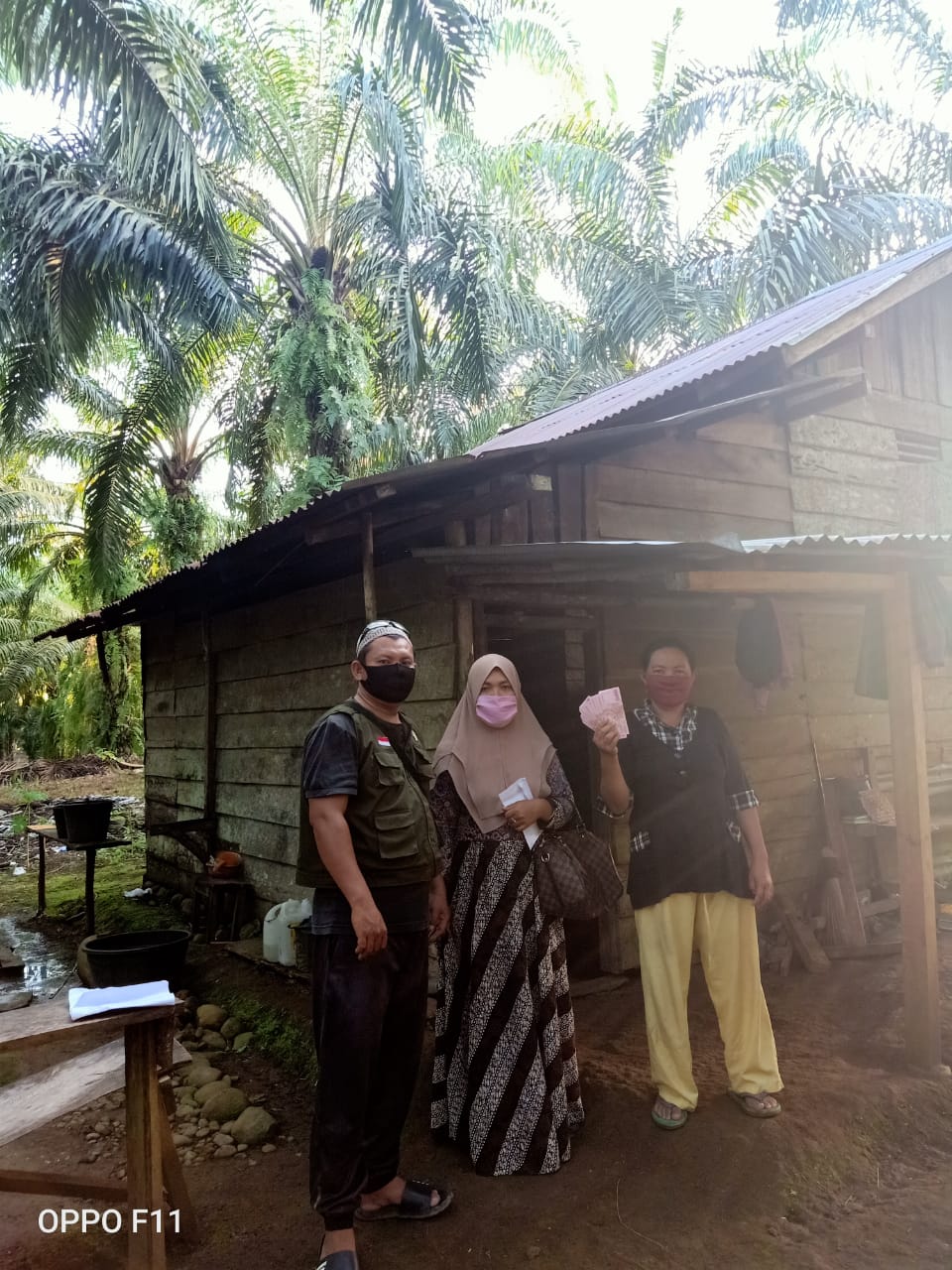 Salurkan BLT Pj Kades Air Bikuk Pastikan Tepat Sasaran