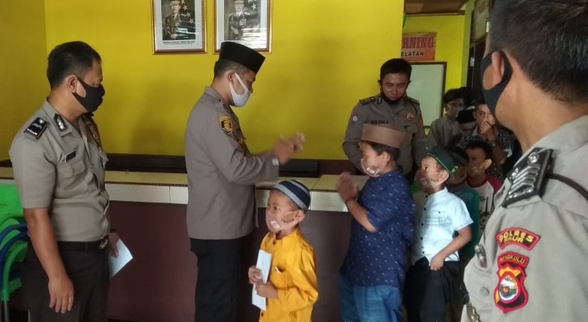 Berbagi Kebahagiaan Jelang Idul Fitri Polsek Kaur Selatan Santuni Anak Yatim Piatu