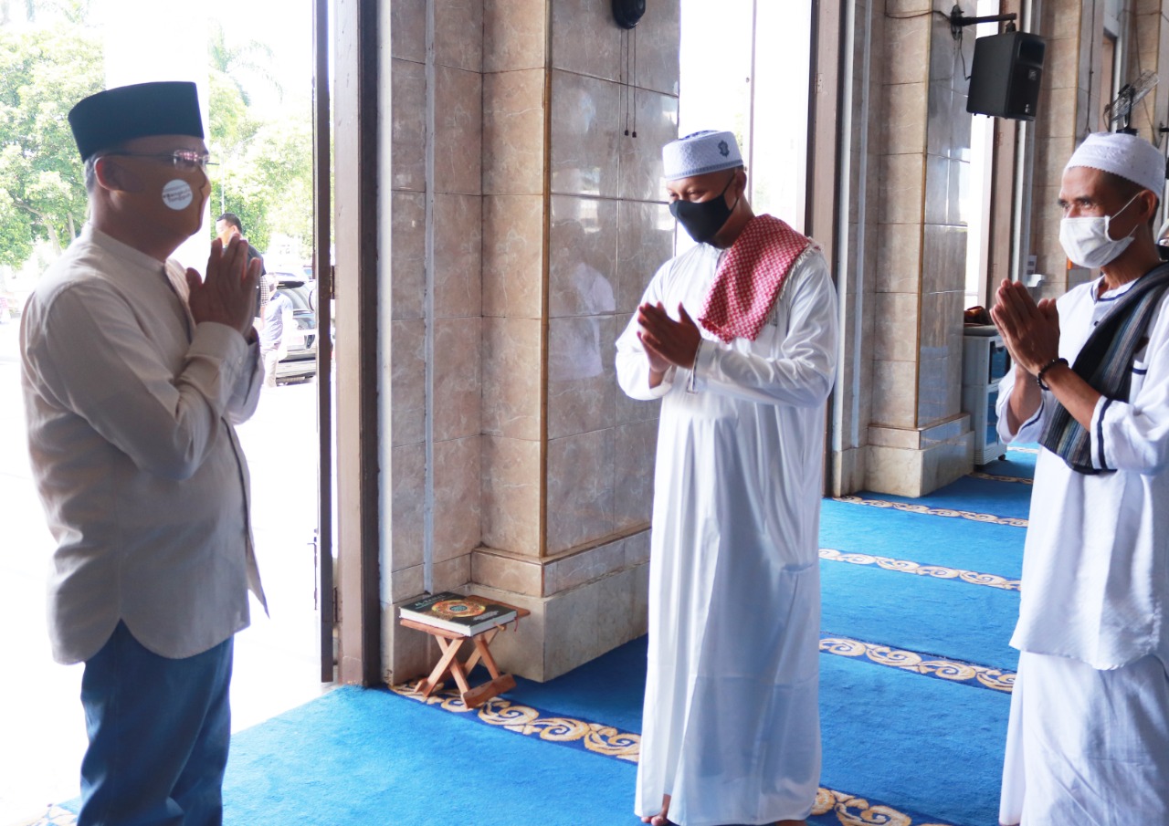 Pastikan Solat di Masjid Aman Gubernur Rohidin Himbau Jamaah Perhatikan Protokol Kesehatan Covid-19