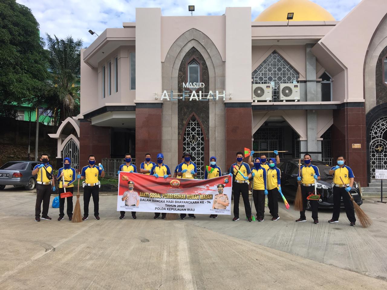 Hari Bhayangkara Personil Polda Kepri Bersih-bersih Rumah Ibadah