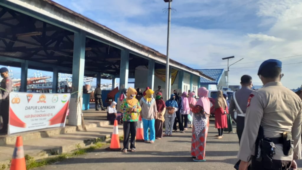 Polda Bengkulu Bagikan 50 Paket Beras dan 125 Makanan Siap Saji