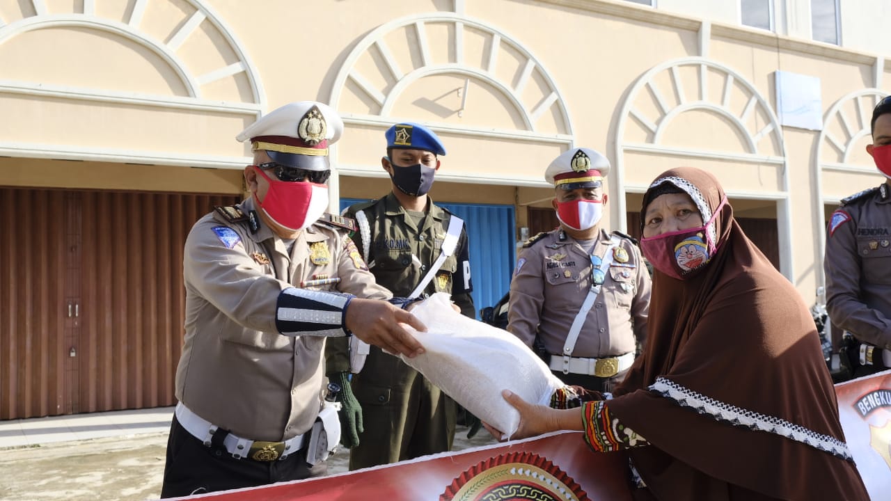 Personil Polda dan Bhayangkari Bagikan 50 Paket Beras Gratis