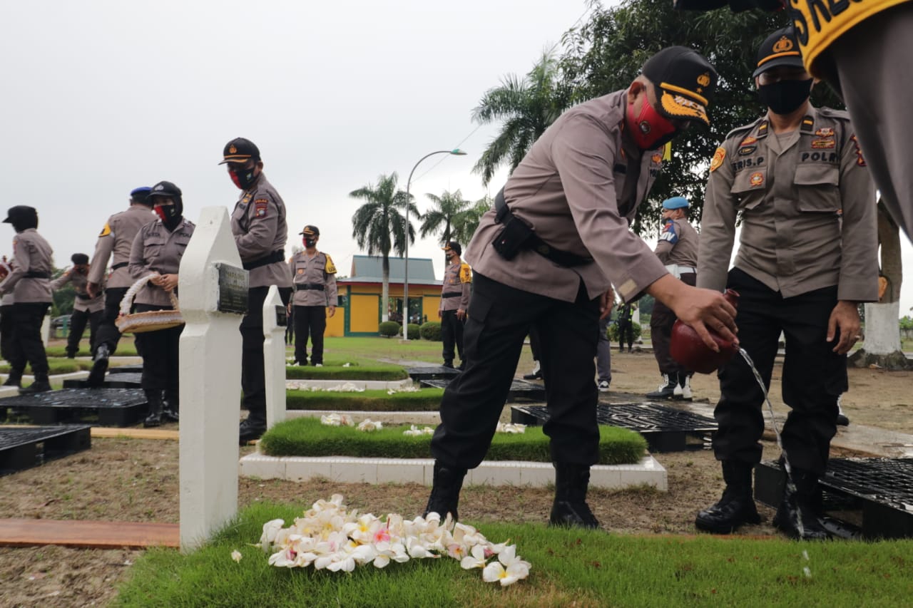 Hari Bhayangkara Polda Kepri Gelar Upacara Ziarah ke Taman Makam Pahlawan