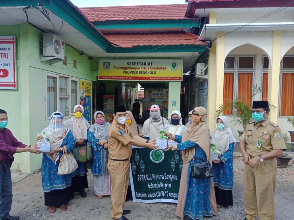 PPRK MUI Bengkulu Serahkan Bantuan Multivitamin Untuk Tenaga Medis