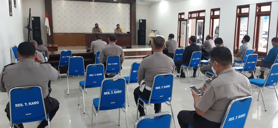Kapolres Tanah Karo AKBP Yustinus Setyo SH SIK menyampaikan pengarahan kepada personelnya saat menggelar diskusi tatap muka menyambut new normal terkait Covid 19 bertempat di aula Pur Pur Sage Mapolres Tanah Karo