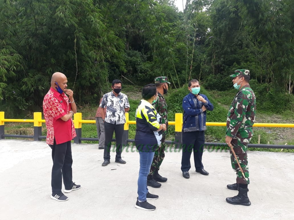 Forkopimda Karo melakukan peninjauan langsung jembatan Merah Putih hasil Program TMMD ke 107 Kodim 0205/TK di Desa Kacaribu Kecamatan Kabanjahe Karo Kamis (11/06/2020)