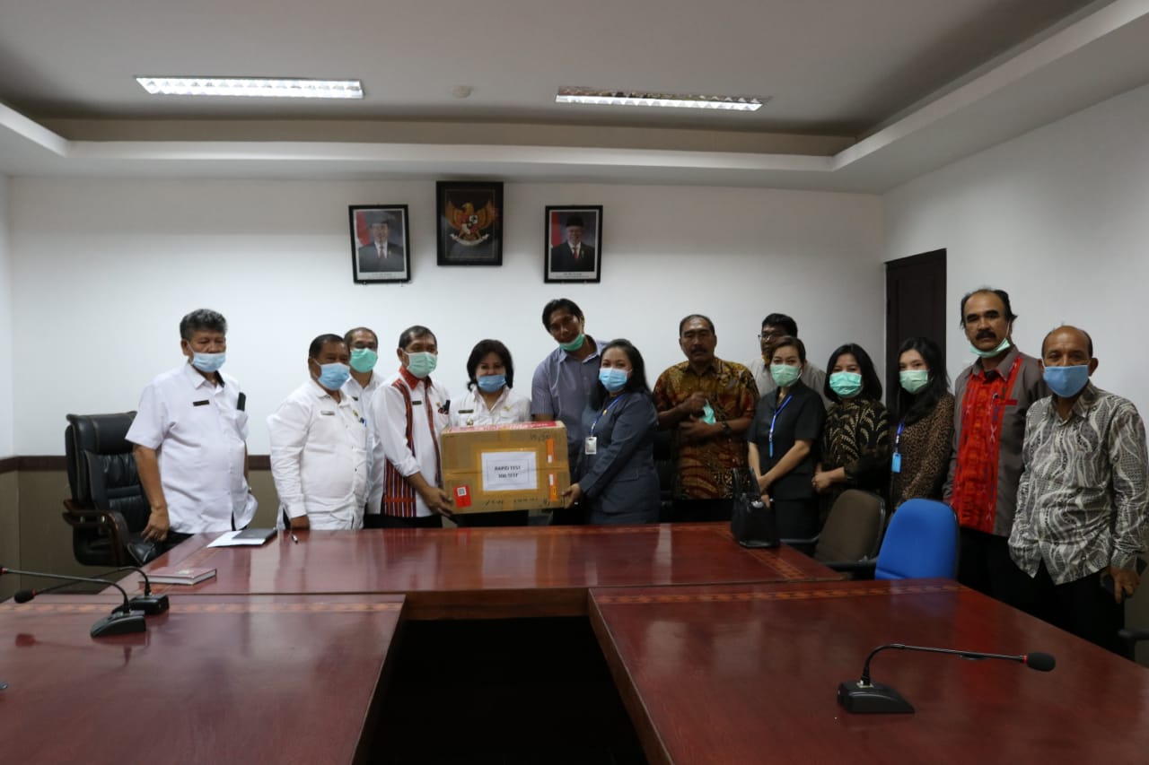 Komisi A DPRD Karo Serahkan Bantuan Alat Rapid Test dari Rektor USU