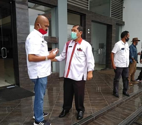 Bupati Karo saat dikonfirmasi di Halaman Kantor Bupati Karo Jalan Jamin Ginting Kabanjahe