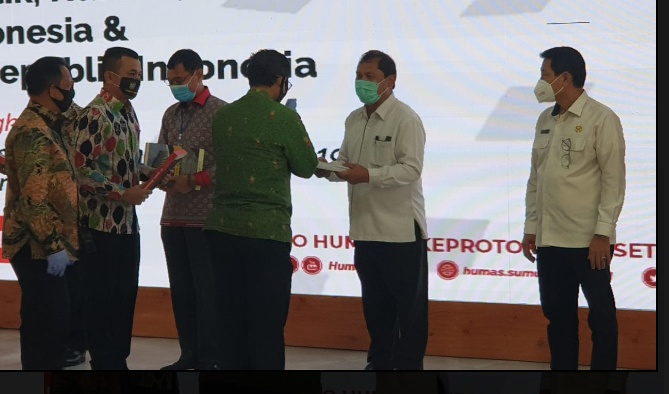 Menkopulhukam Serahkan Tiga Buku Pedoman Covid-19 Kepada Bupati Karo