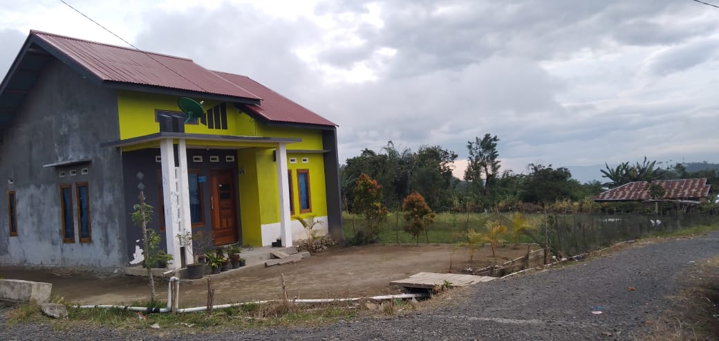 Anak Kades Dan Beberapa Perangkat Desa Terima Bantuan Bedah Rumah