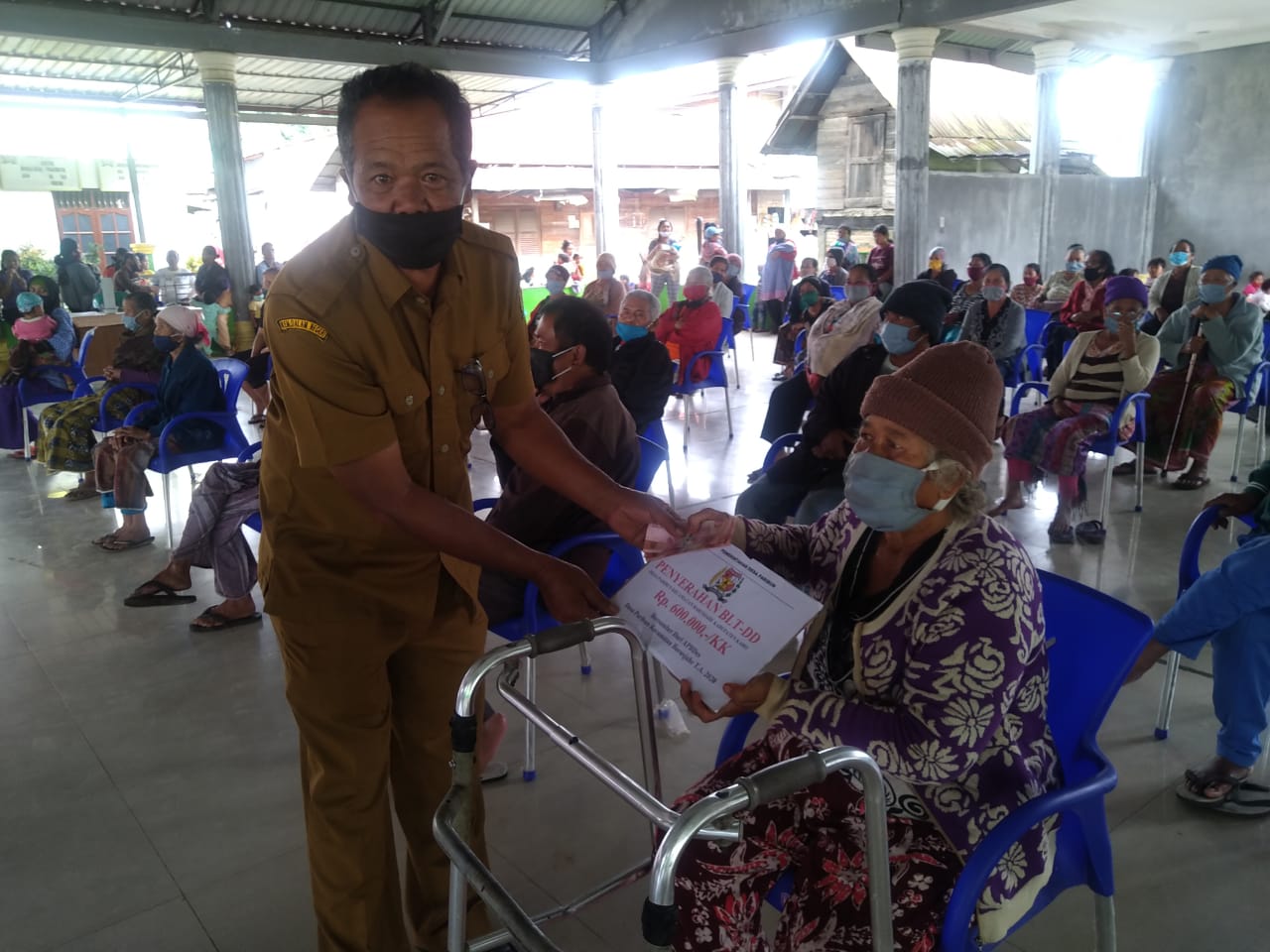 Pemdes Saribun Salurkan BLT-DD dan Bantuan Gizi
