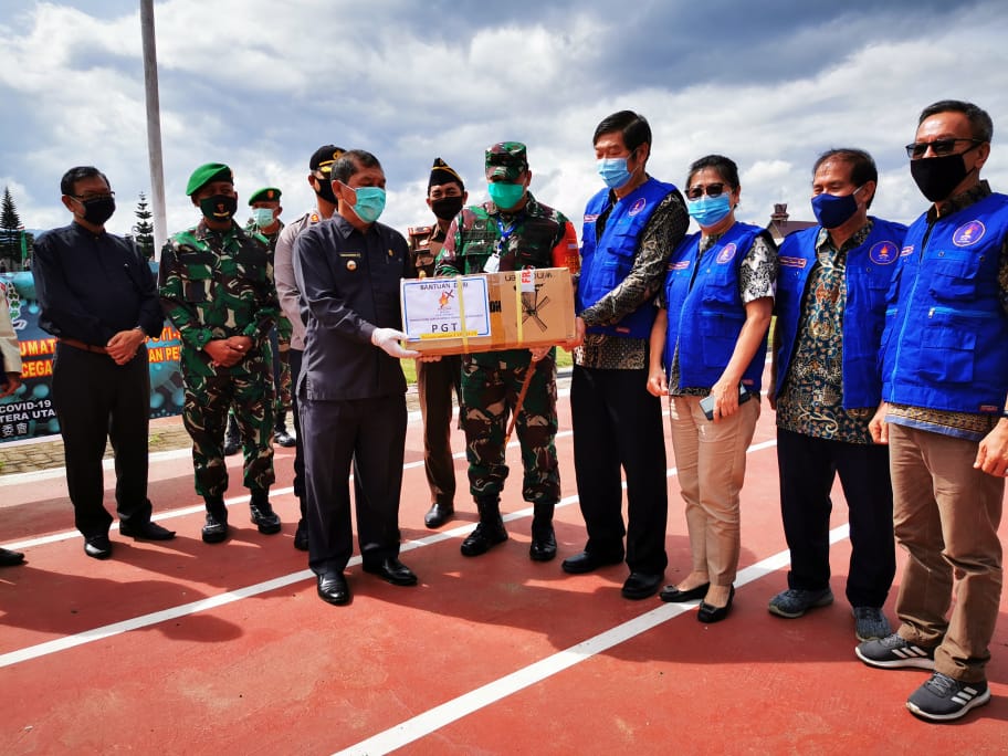 Ketua GTPP Covid-19 Karo Terima Bantuan APD dari PGTI
