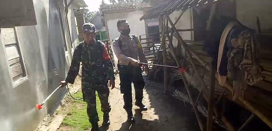 Polres Kaur dan Pemdes Tanjung Bunga Lakukan Penyemprotan Disinfektan