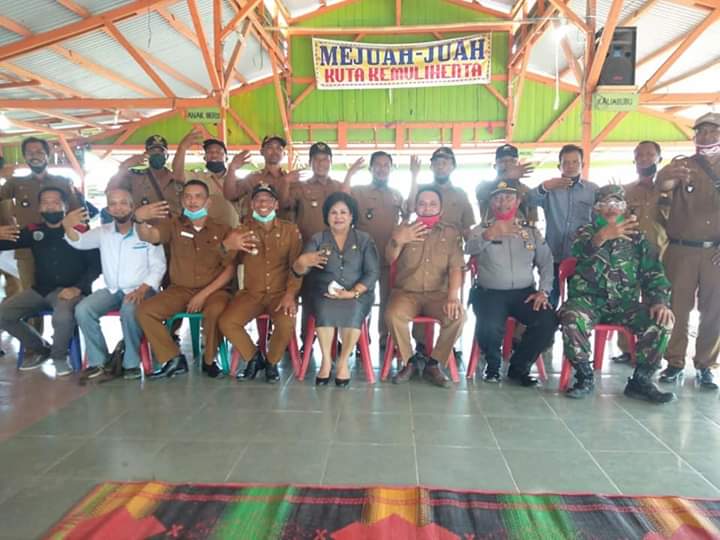 Wabup Karo dan Babinsa Pantau Penyaluran BLT-DD Desa Perteguhen
