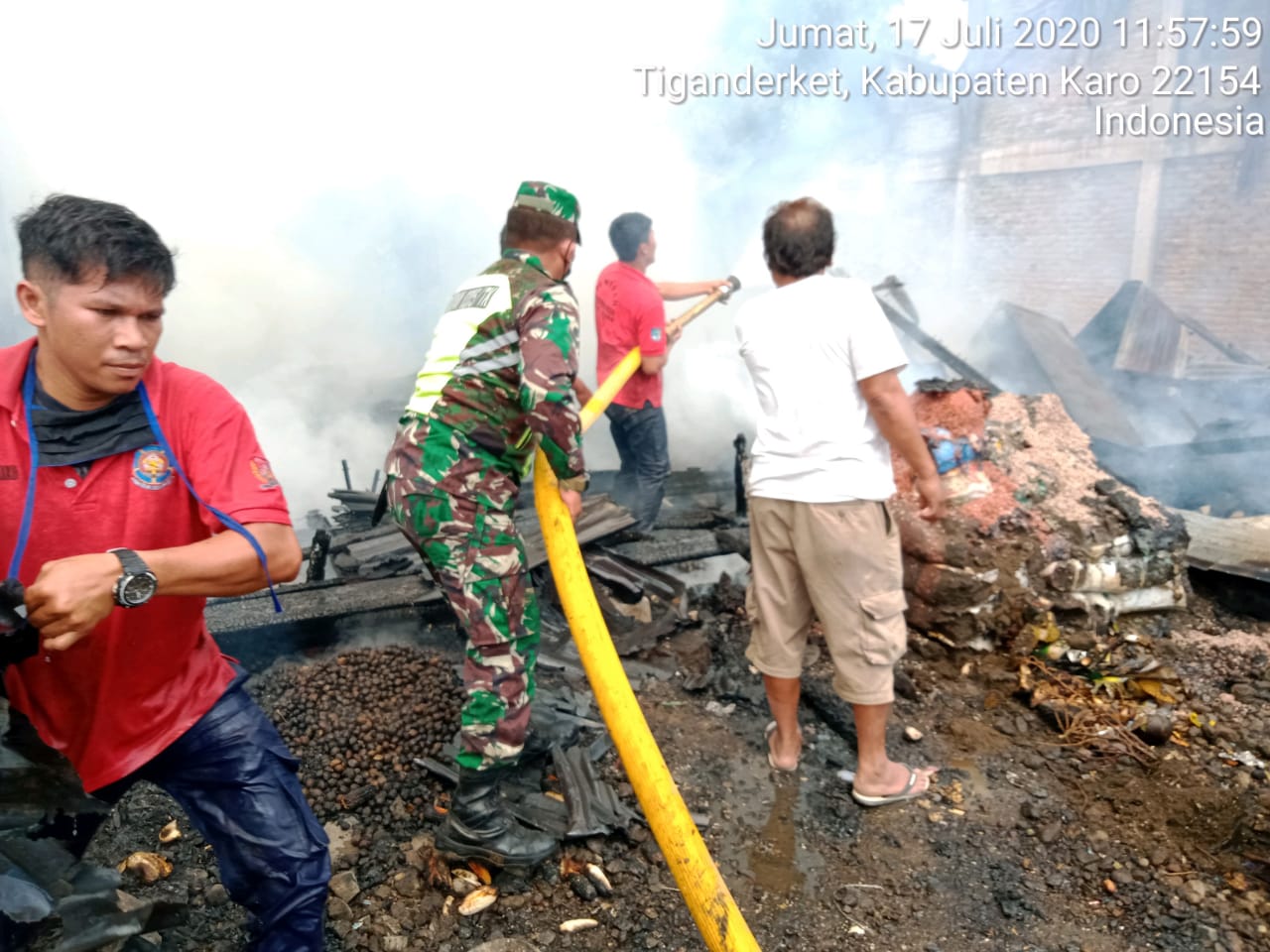 Diduga Karena Arus Pendek Listrik Tiga Rumah di Desa Gunung Merlawan Kebakaran