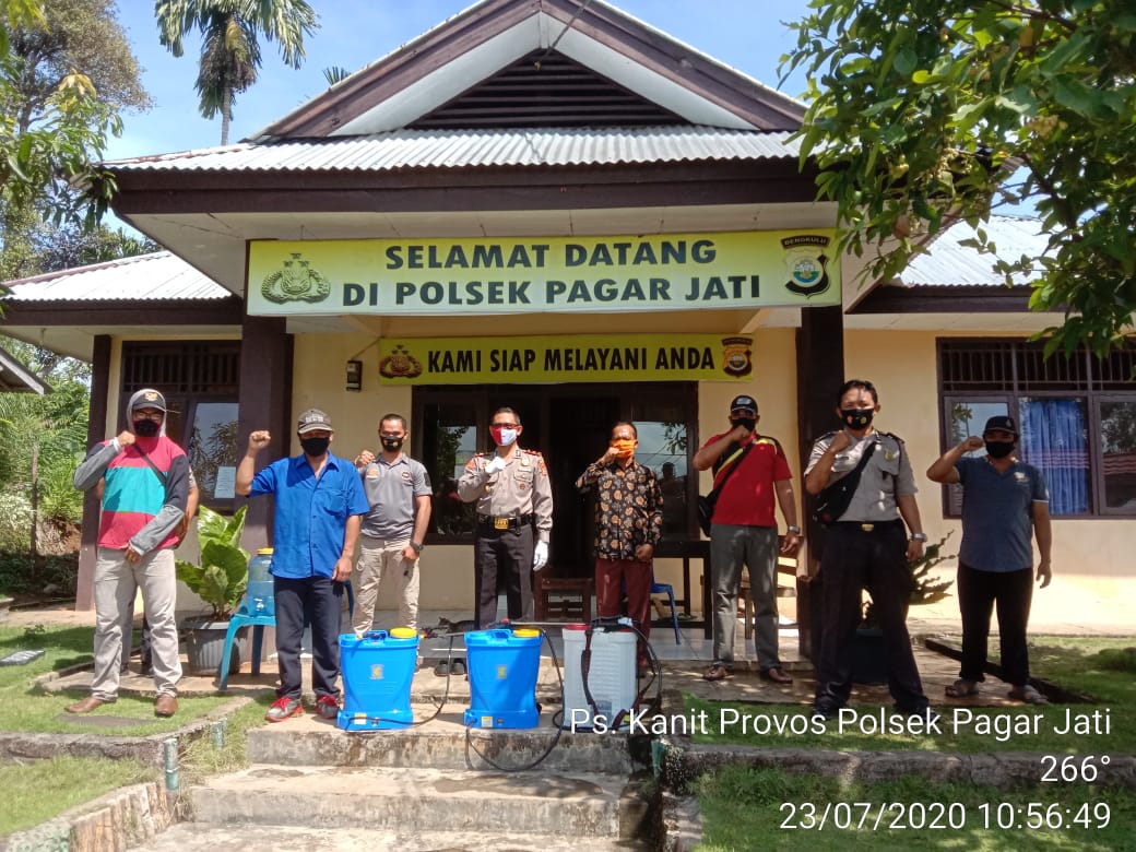 Kapolsek dan Camat Pagar Jati Semprot Disinfektan Rumah Ibadah