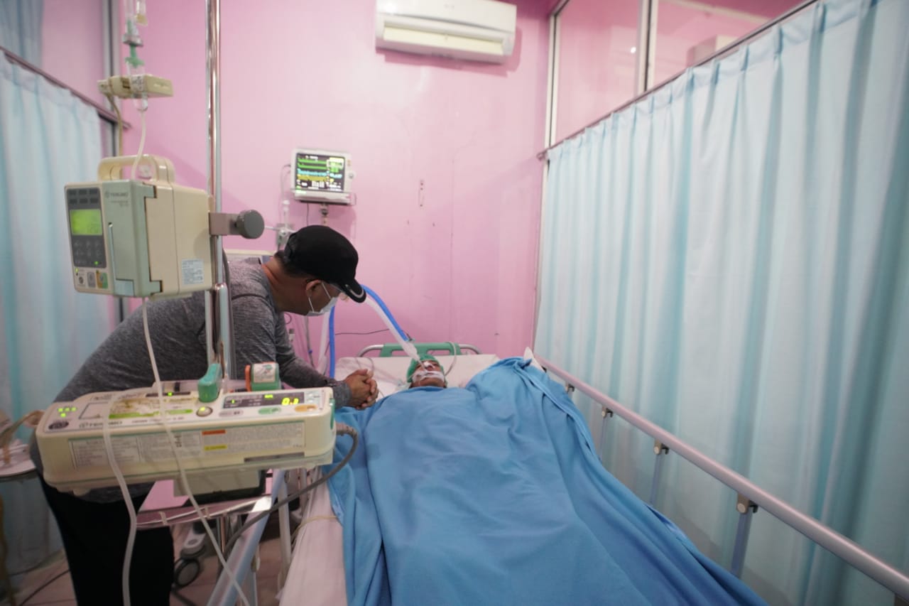 Besuk ke RS Suasana Haru Saat Gubernur Rohidin Semangati Juna Untuk Sembuh