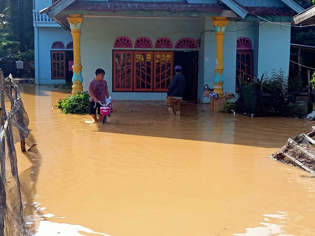 Terima Informasi Banjir di Mukomuko Gubernur Rohidin Intruksikan BPBD Gerak Cepat