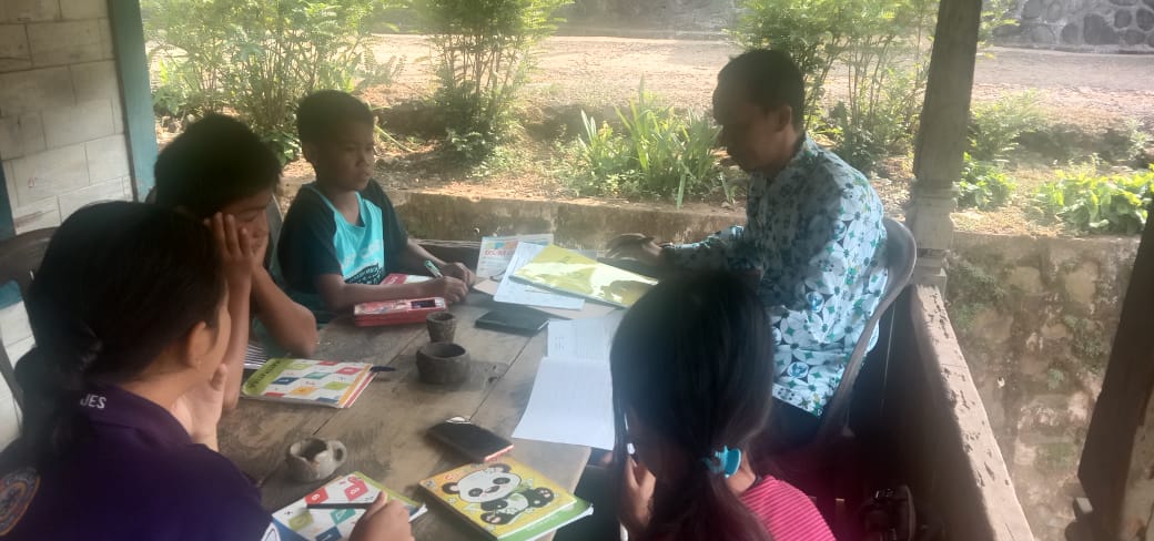 Terkendala Internet Guru SDN 70 Seluma Datangi Rumah Murid untuk Mengajar