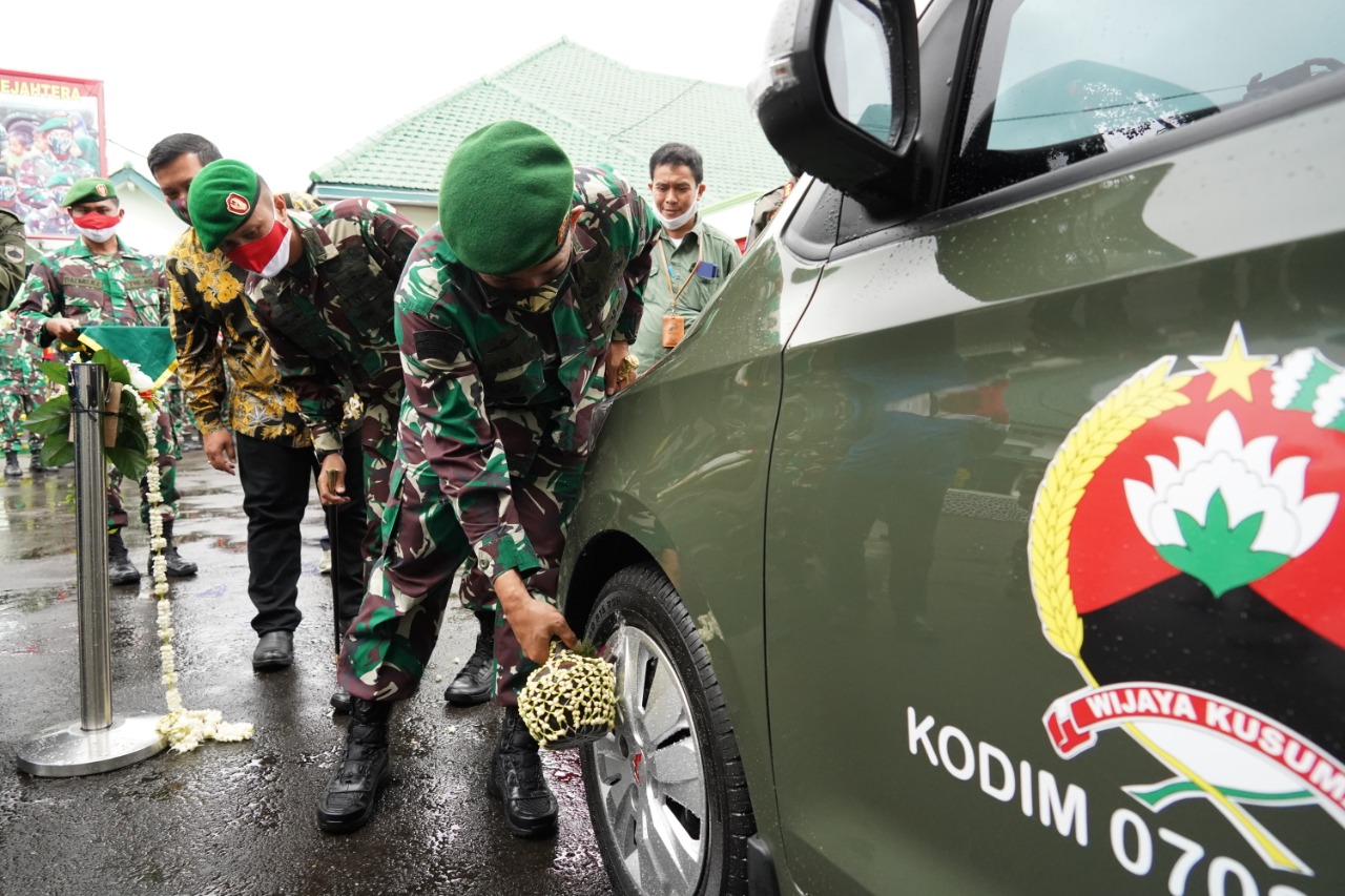 Danrem 071/Wijayakusuma Lounching Mobil Ambulance Bantuan Pertamina Cilacap Danrem 071/Wijayakusuma Lounching Mobil Ambulance Bantuan Pertamina Cilacap