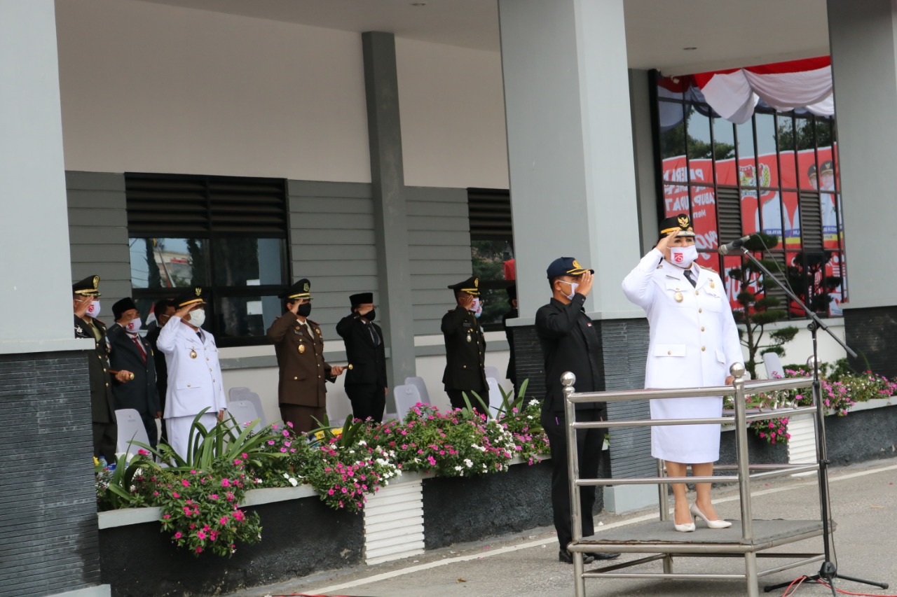 Wabup Karo Jadi Irup Penurunan Bendera HUT RI ke-75